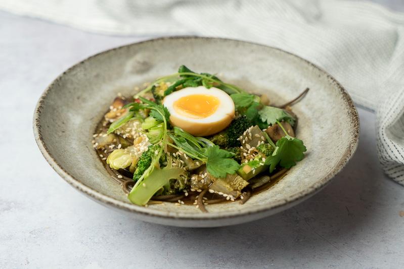 Nudler med wok-grøntsager & svampe