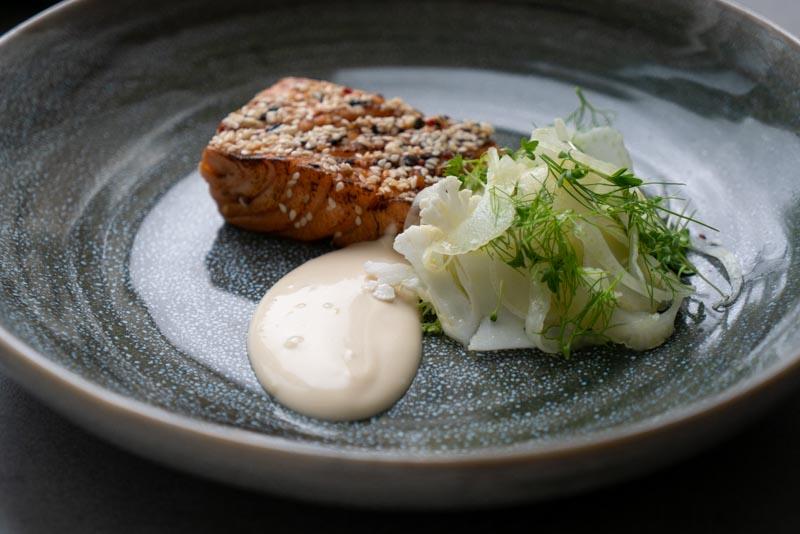 Rimet, marineret laks med fennikelcrudité