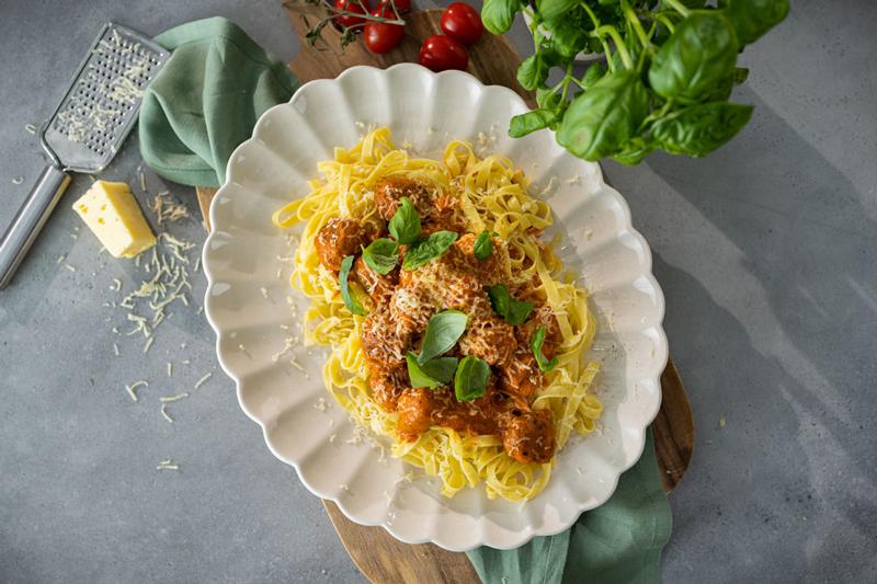50/50 kødboller med pasta & tomatsovs
