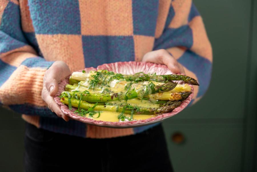 Ristede asparges med ramsløg & hollandaise