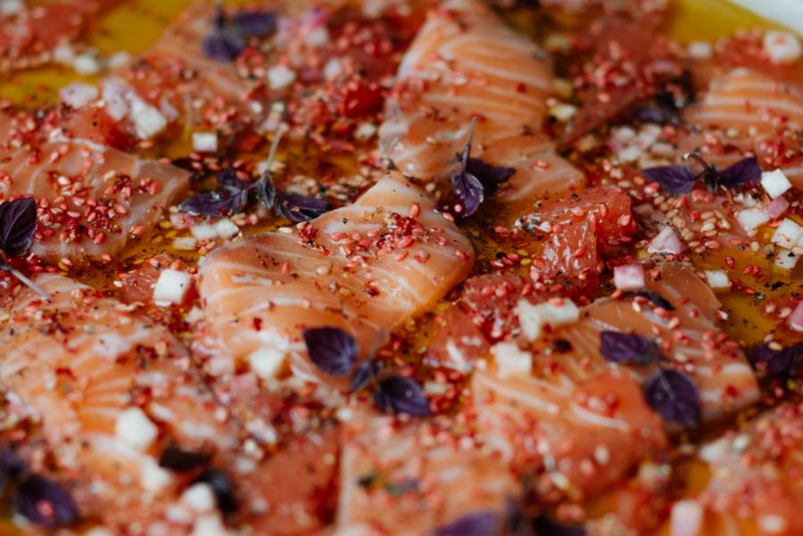 Laksesashimi med blodgrape & ræddike